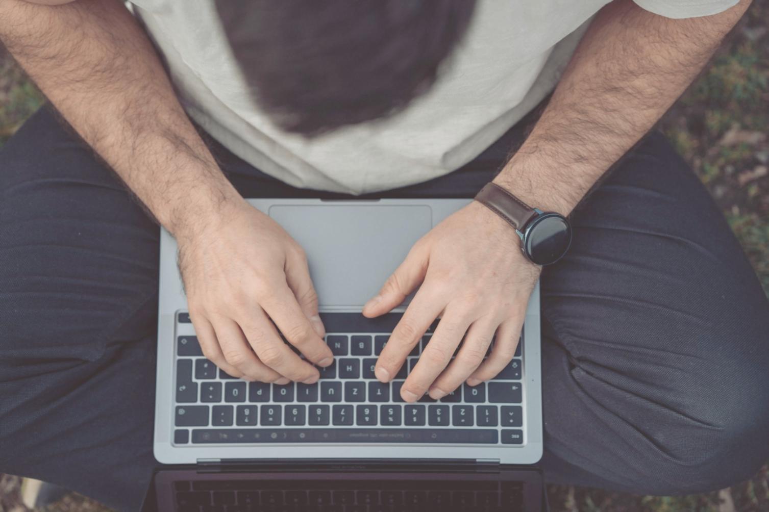 Zufriedene Person nach erfolgreicher Wertefindung