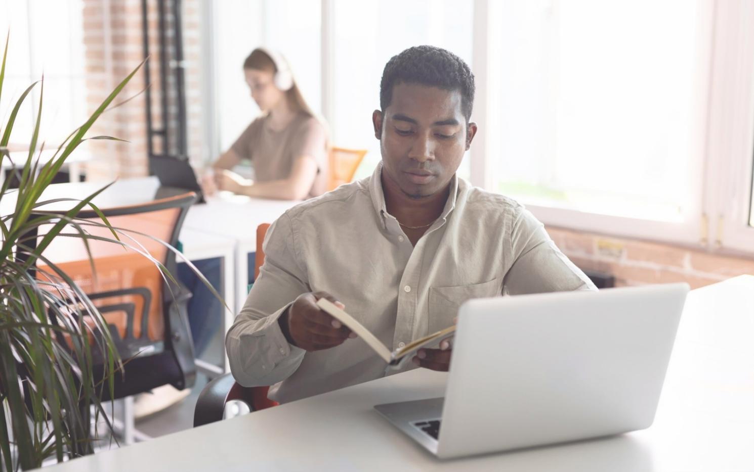 Gruppe bei der gemeinsamen Wertearbeit